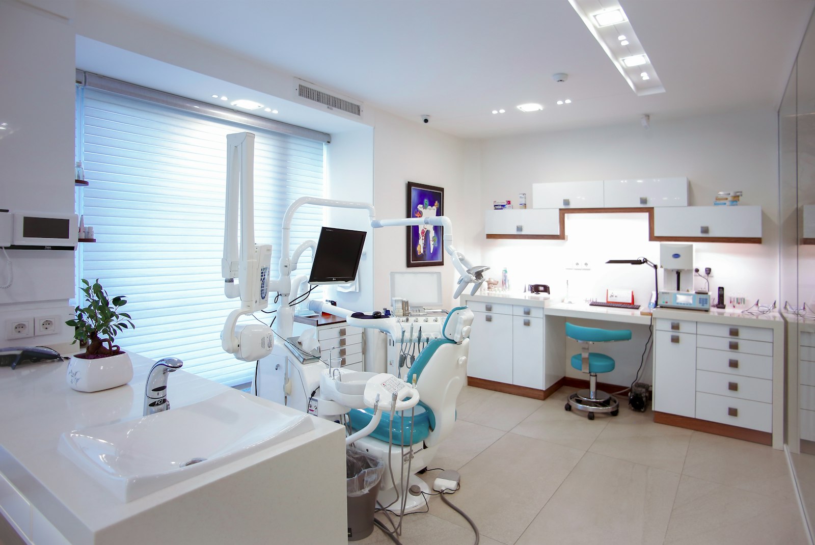 Interior moderno de clínica dental con equipamiento de última generación
